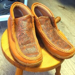 Twisted x men's tooled leather driving moccasin size 6.